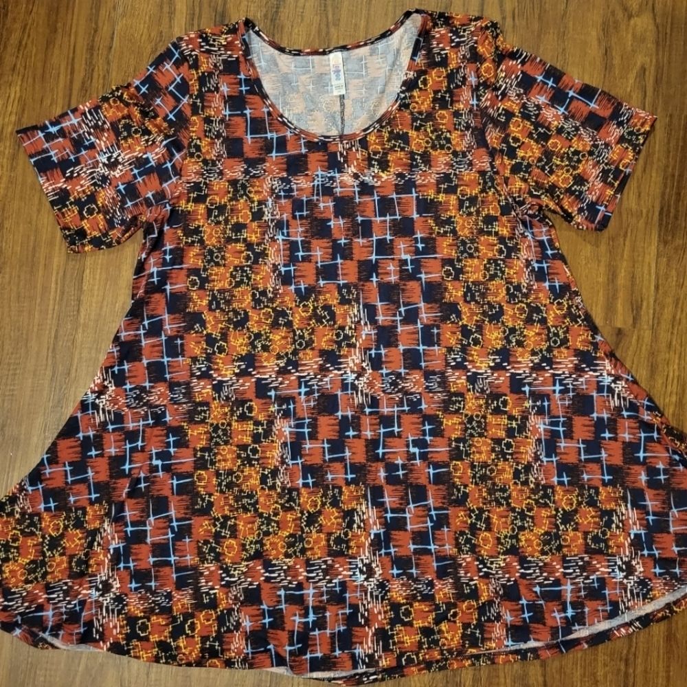 Lularoe tunic NWOT size 2XL, 22.5in across chest, 32in long, short sleeve